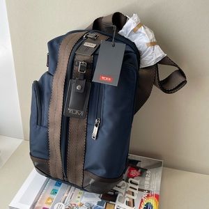 (new+tag) Tumi Higgins men’s sling pack navy bag